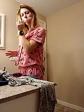Snapshot of daddys_girl333 chatting on June 21, 2:03 am daddys girl333 online show from June 21, 2:03 am