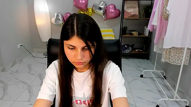 Snapshot of Sara_Morion chatting on May 25, 1:28 pm Sara Morion online show from May 25, 1:28 pm