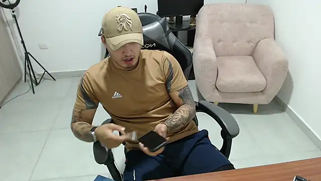 Snapshot of Thiago_420 chatting on June 15, 11:18 pm Thiago 420 online show from June 15, 11:18 pm