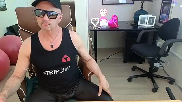 hotdadbod online show from April 19, 9:39 pm