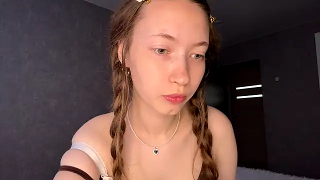 Snapshot of Emily_Mur_ chatting on June 23, 5:05 am Emily Mur online show from June 23, 5:05 am