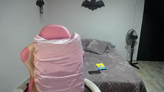 Snapshot of LiLuciana chatting on July 2, 12:00 pm LiLuciana online show from July 2, 12:00 pm