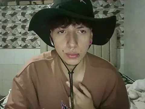 Snapshot of Noah_mod chatting on June 30, 1:39 am Noah mod online show from June 30, 1:39 am