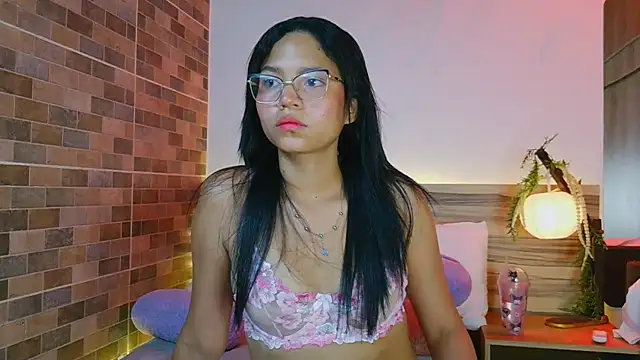 Snapshot of Evalune_ chatting on June 24, 8:52 pm Evalune online show from June 24, 8:52 pm