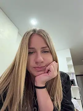 Snapshot of AnnaMist_ chatting on July 3, 6:47 pm AnnaMist online show from July 3, 6:47 pm