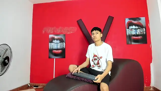 Snapshot of KING_LOVERS1 chatting on July 2, 3:07 pm KING LOVERS1 online show from July 2, 3:07 pm