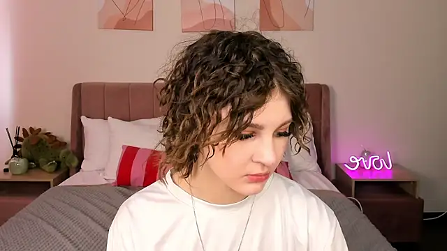 Snapshot of Kira__Fluffy chatting on May 18, 5:35 am Kira Fluffy online show from May 18, 5:35 am