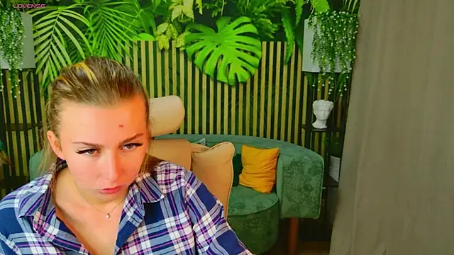 AliciaColon online show from May 14, 1:51 pm