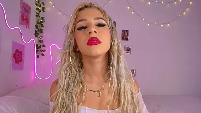 Snapshot of cinniaa_ chatting on June 5, 1:12 am cinniaa online show from June 5, 1:12 am