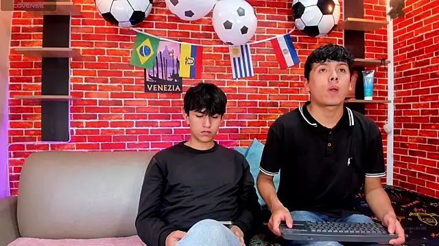 Hoot boyss  online show from June 27, 7:52 pm