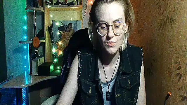   Freya    online show from May 19, 9:32 pm