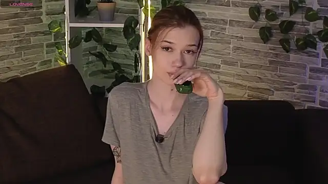 Snapshot of OliviaFoxsis chatting on May 16, 6:43 am OliviaFoxsis online show from May 16, 6:43 am