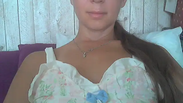 Snapshot of Bella--White chatting on June 29, 6:19 am Bella--White online show from June 29, 6:19 am