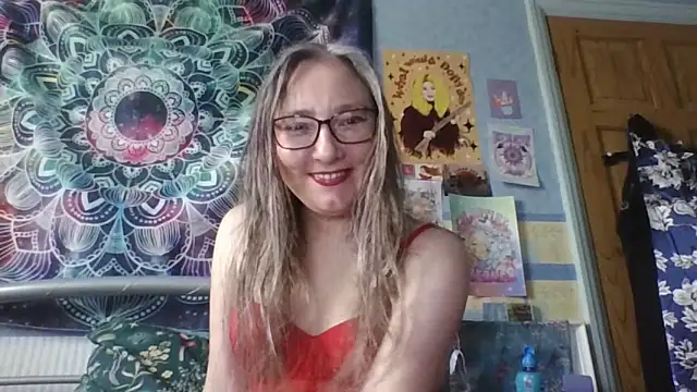 Snapshot of Izzylove47 chatting on June 1, 11:12 am Izzylove47 online show from June 1, 11:12 am
