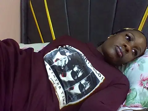 Snapshot of Curvyqueeh chatting on July 1, 9:00 am Curvyqueeh online show from July 1, 9:00 am