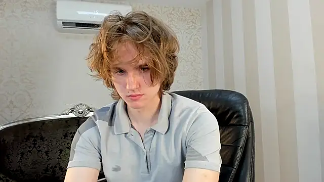 Snapshot of FinnBev chatting on June 4, 7:53 pm FinnBev online show from June 4, 7:53 pm