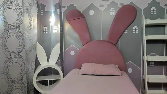 Snapshot of lizzy_sweet4u chatting on June 12, 3:49 am lizzy sweet4u online show from June 12, 3:49 am
