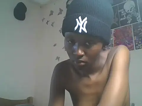 Snapshot of loversoncam chatting on May 25, 10:21 am loversoncam online show from May 25, 10:21 am