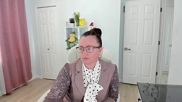 Snapshot of Vika73 chatting on December 18, 4:17 pm Vika73 online show from December 18, 4:17 pm