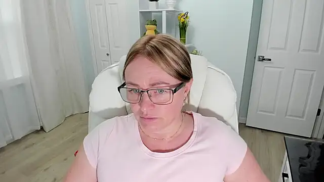 Snapshot of Vika73 chatting on March 17, 7:15 pm Vika73 online show from March 17, 7:15 pm