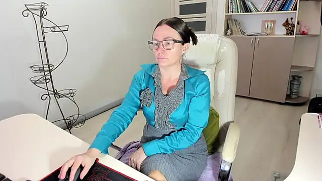 Snapshot of Vika73 chatting on November 9, 10:13 am Vika73 online show from November 9, 10:13 am