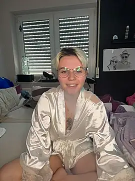 Snapshot of HannahFoxxx chatting on May 18, 10:32 am HannahFoxxx online show from May 18, 10:32 am