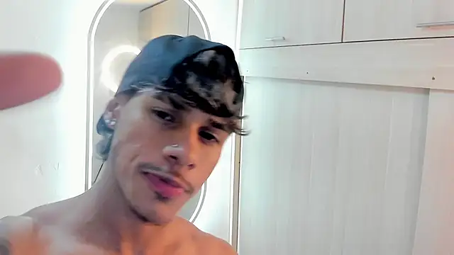 Snapshot of Joao_da_silva19 chatting on June 26, 1:15 pm Joao da silva19 online show from June 26, 1:15 pm
