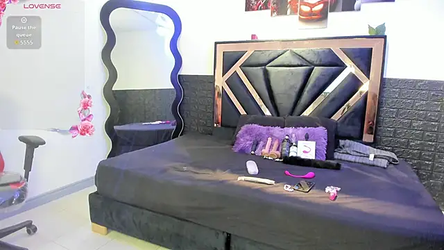 Snapshot of Queen_Jen chatting on June 3, 8:03 pm Queen Jen online show from June 3, 8:03 pm
