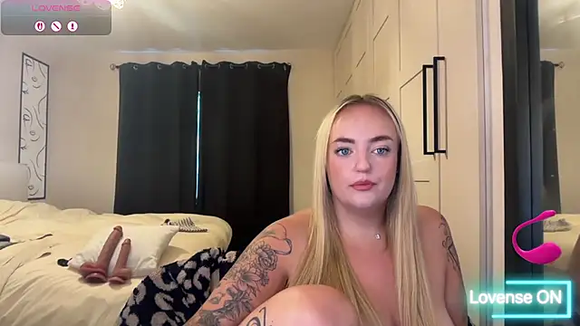 Snapshot of CurvyWetWife chatting on June 5, 8:53 am CurvyWetWife online show from June 5, 8:53 am