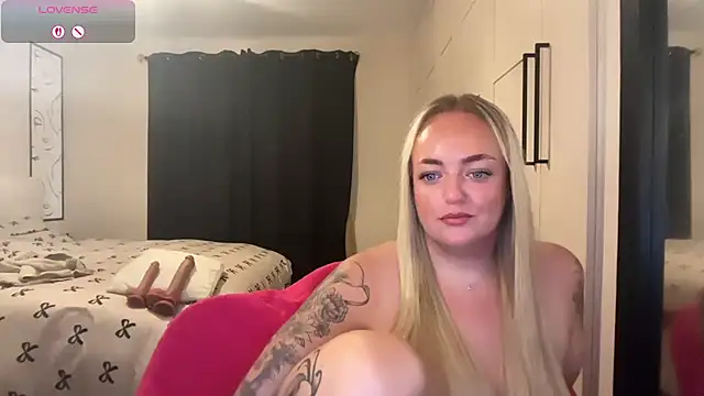 Snapshot of CurvyWetWife chatting on June 27, 7:46 am CurvyWetWife online show from June 27, 7:46 am