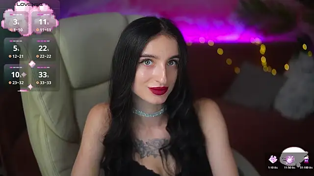 Snapshot of EmilyyMoon chatting on June 14, 1:35 pm EmilyyMoon online show from June 14, 1:35 pm