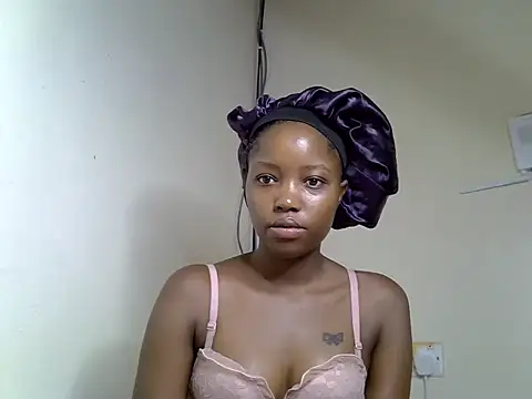 Snapshot of Pretty_kitty48 chatting on June 18, 12:53 pm Pretty kitty48 online show from June 18, 12:53 pm