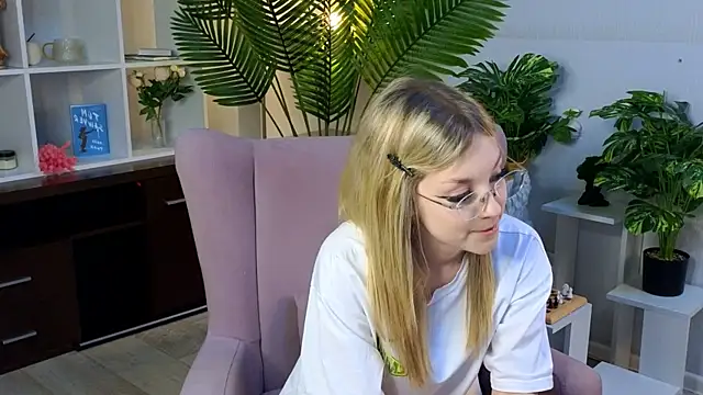 NovaOliphant online show from May 19, 8:31 am