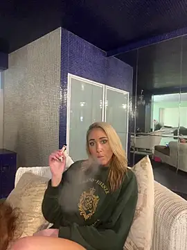 Snapshot of MirrorMia chatting on May 19, 10:43 am MirrorMia online show from May 19, 10:43 am