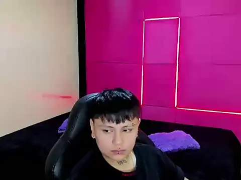 DimitryTompson online show from May 21, 1:18 pm