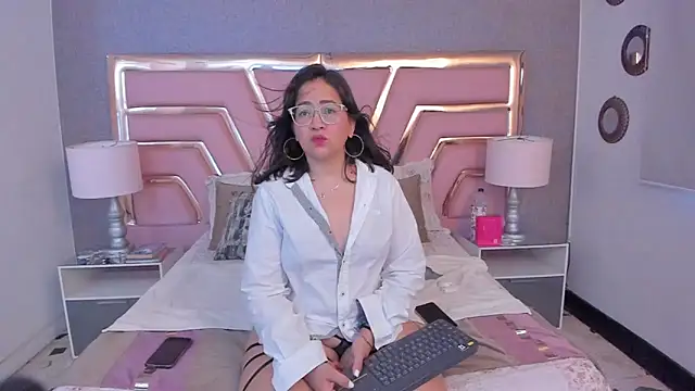 Snapshot of AlissBluumm chatting on June 24, 11:53 am AlissBluumm online show from June 24, 11:53 am