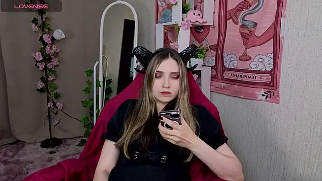 Snapshot of NocturneHuntress chatting on June 26, 7:46 am NocturneHuntress online show from June 26, 7:46 am