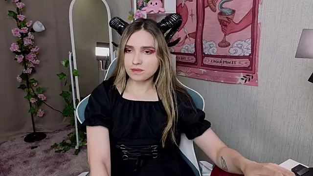 Snapshot of NocturneHuntress chatting on June 28, 7:47 am NocturneHuntress online show from June 28, 7:47 am