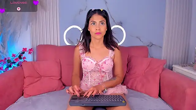 Snapshot of LunaRossie_ chatting on June 19, 8:34 pm LunaRossie online show from June 19, 8:34 pm
