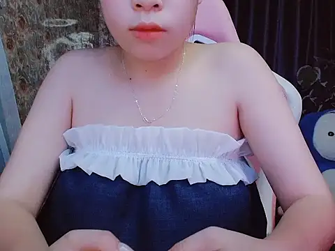Snapshot of Julie_Ulie chatting on June 6, 2:55 pm Julie Ulie online show from June 6, 2:55 pm