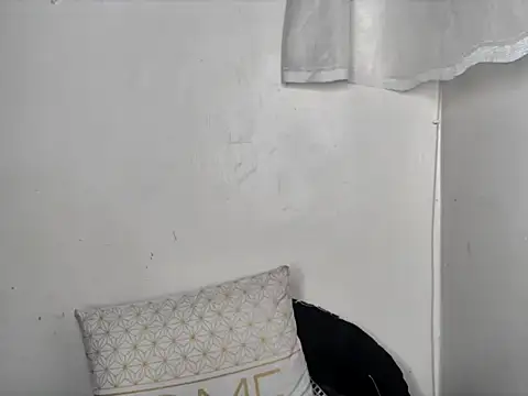 Snapshot of sexyleah25 chatting on June 22, 4:53 am sexyleah25 online show from June 22, 4:53 am