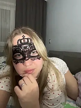 Snapshot of MarieHeartt chatting on June 11, 6:39 pm MarieHeartt online show from June 11, 6:39 pm