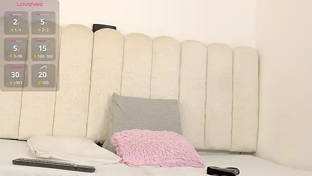 Snapshot of laura_homme chatting on June 6, 10:47 pm laura homme online show from June 6, 10:47 pm