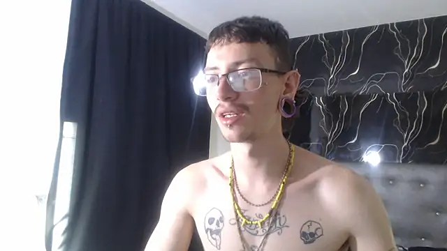 Snapshot of Ryan_Owenss chatting on July 9, 3:32 am Ryan Owenss online show from July 9, 3:32 am