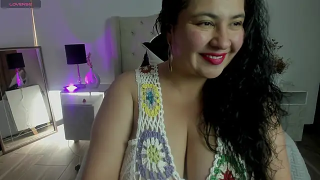 Snapshot of JadeBellee chatting on June 12, 6:18 pm JadeBellee online show from June 12, 6:18 pm
