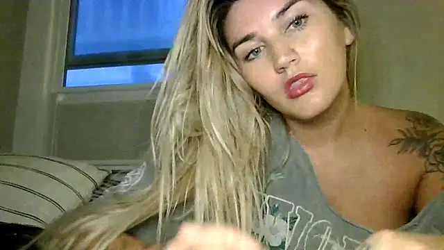 Snapshot of thebeachyblonde chatting on June 26, 3:11 am thebeachyblonde online show from June 26, 3:11 am