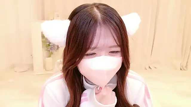 Snapshot of Yuinyaaa chatting on June 28, 10:43 am Yuinyaaa online show from June 28, 10:43 am