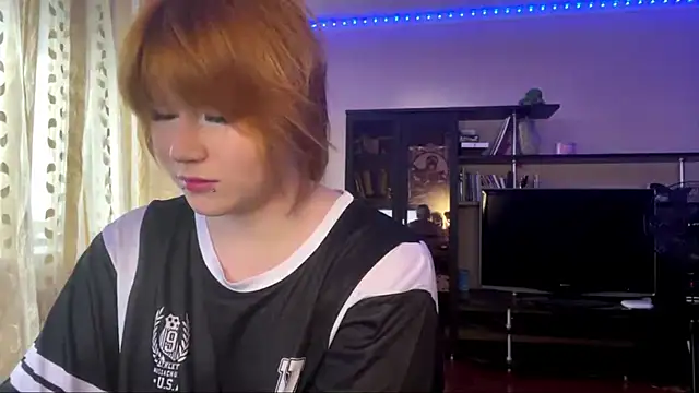 Snapshot of HelloKinki chatting on June 8, 4:51 pm HelloKinki online show from June 8, 4:51 pm