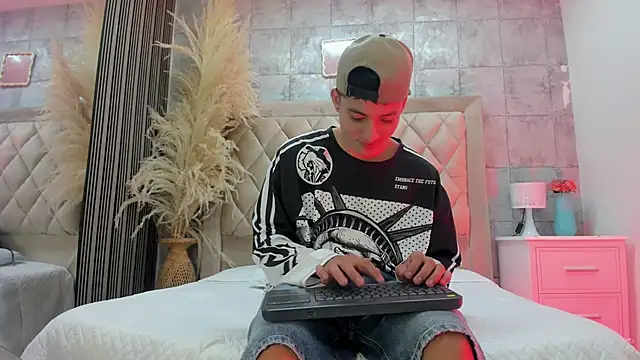 Snapshot of wesley_boyy_ chatting on May 25, 8:37 pm wesley boyy online show from May 25, 8:37 pm