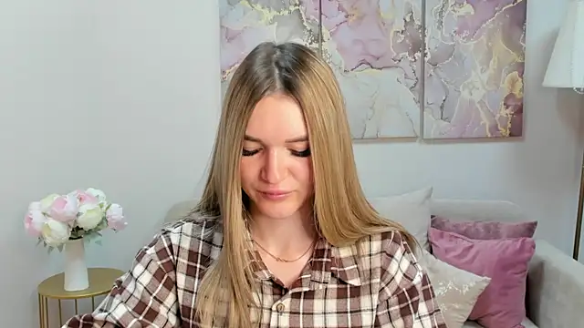 Snapshot of RoxyReignn chatting on June 24, 9:36 pm RoxyReignn online show from June 24, 9:36 pm